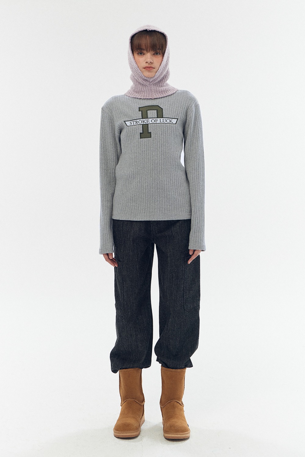 P embroidery turtleneck knit [Gray]